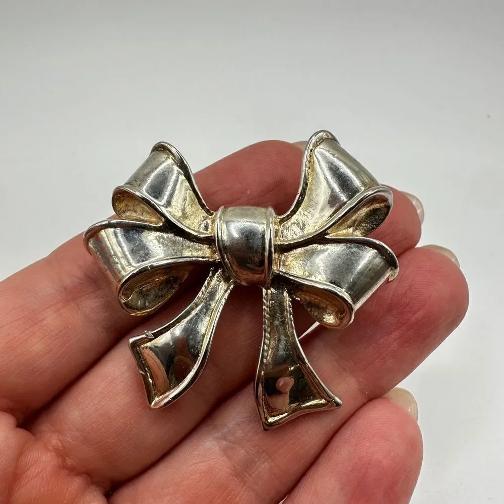 Stunning Silver plated‎ bow pin/brooch!